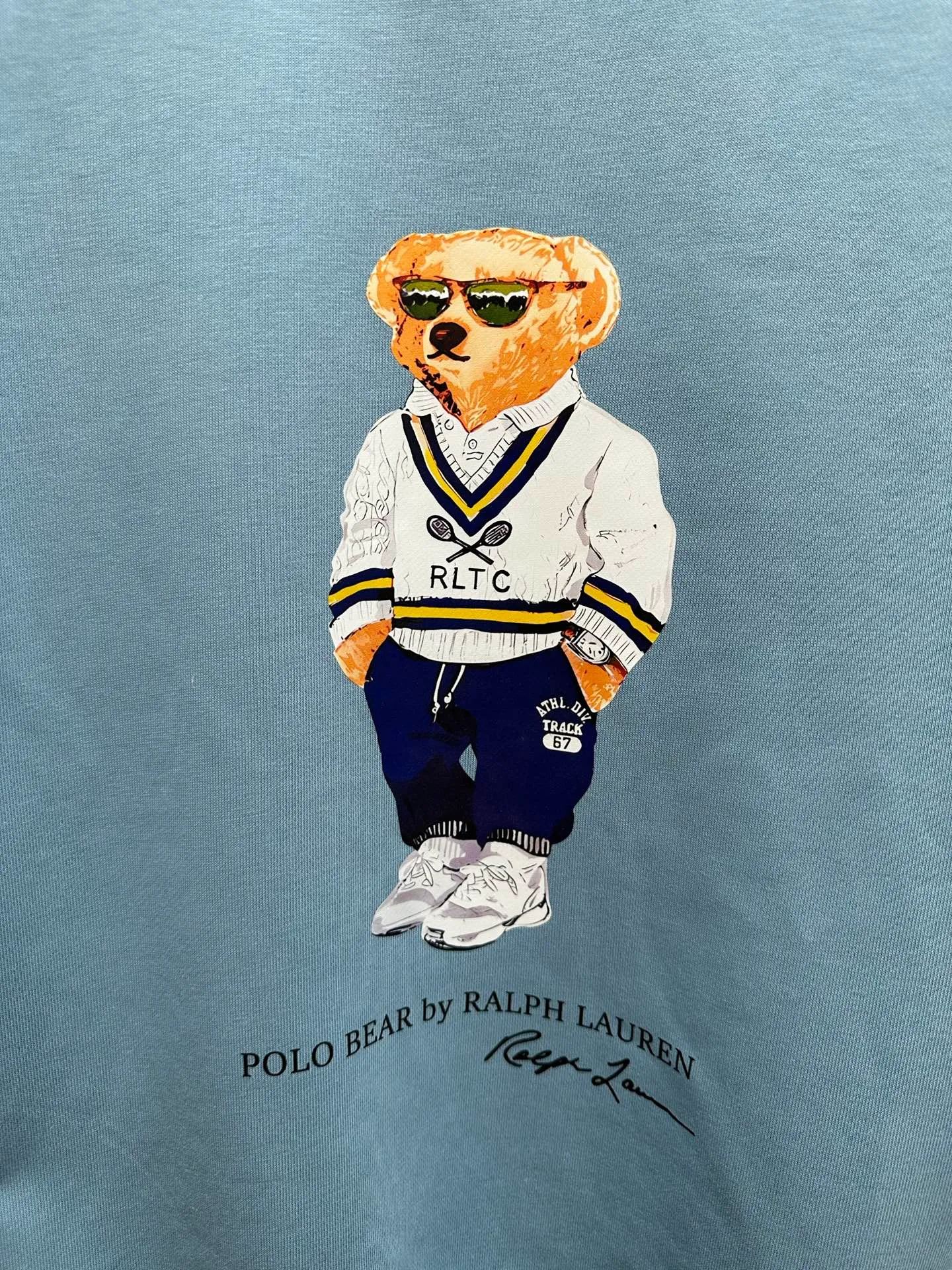 P250 RalphLauren/Ralph Lauren 2025 new autumn and winter bear letter printed terry sweatshirt Ralph Lauren's age-reducing item, the coat fabric is made of 60% cotton➕40% polyester, which not only retains the softness, comfort and breathability of cotton, but also adds the wear resistance and wrinkle resistance of polyester fiber, making the clothes more durable and easy to care for. Even in slightly cooler weather, you won't feel stuffy when wearing it. This kind of fabric has a natural crisp feel and is not easy to pill or deform. The bear on the chest is printed with English letters. It is full of color, full of three-dimensionality, and lifelike, adding a bit of liveliness and interest to the whole sweatshirt. There is no pressure to dress, regardless of age or gender. Complete accessories!  Color: Cailan Size: S M L XL